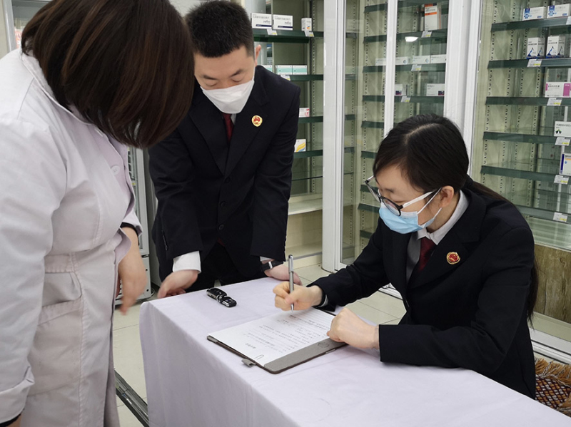 古塔區(qū)檢察院檢察官到藥店開展公益訴訟調(diào)查。