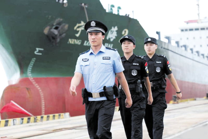 公安民警在錦州港區(qū)開(kāi)展治安巡邏