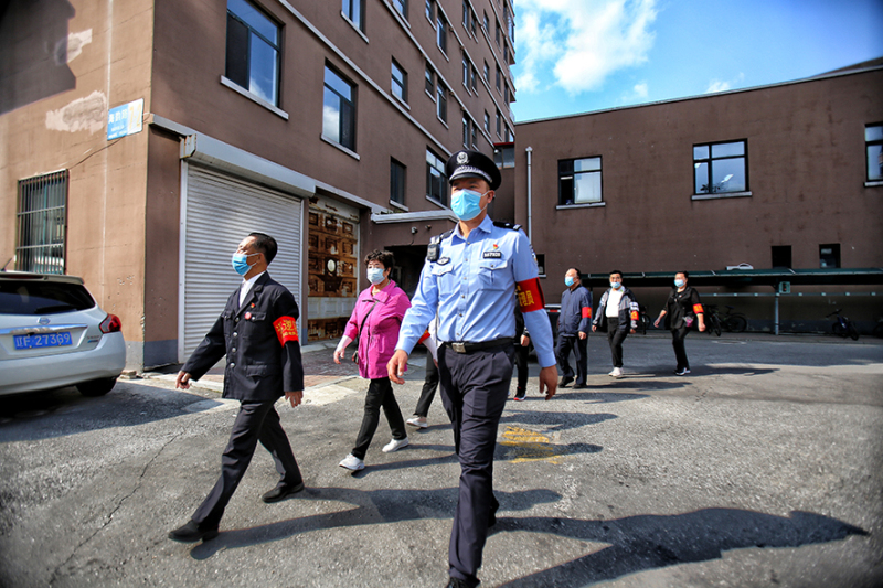 李鵬先后組建了義務巡邏隊、商戶聯(lián)盟、治安調(diào)解組等，為社區(qū)營造良好的治安環(huán)境。
