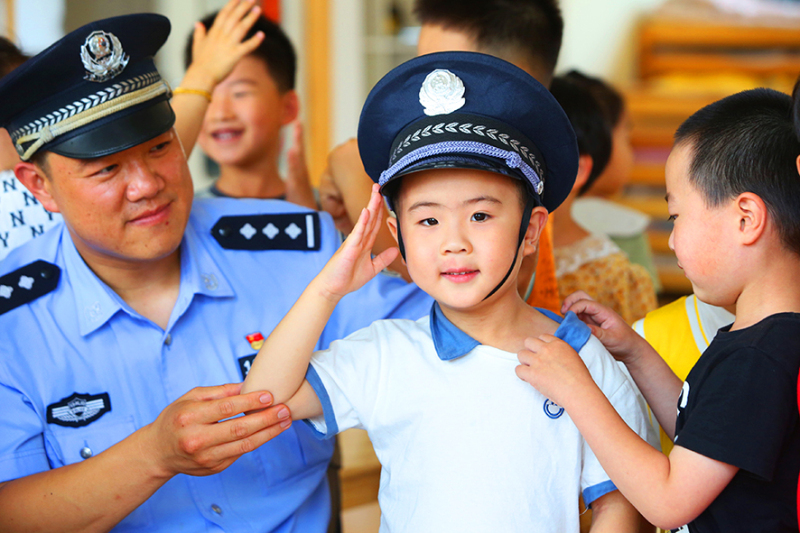 李鵬早已成為社區(qū)孩子們的偶像。