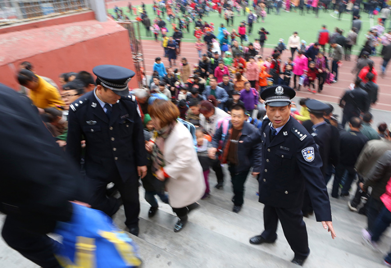 本溪市公安局明山公安分局結(jié)合流動警務(wù)設(shè)立護學崗。