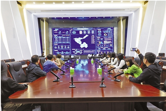 采訪團參觀紹興市柯橋區(qū)行政執(zhí)法指揮中心。