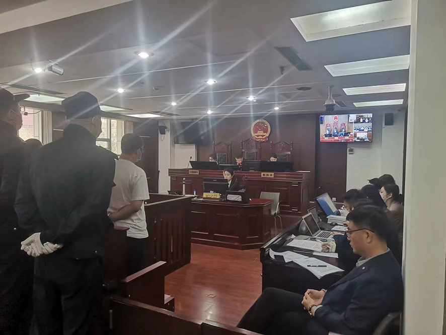 配文1：沈陽市大東區(qū)法院審理刑事案件現(xiàn)場(chǎng)。