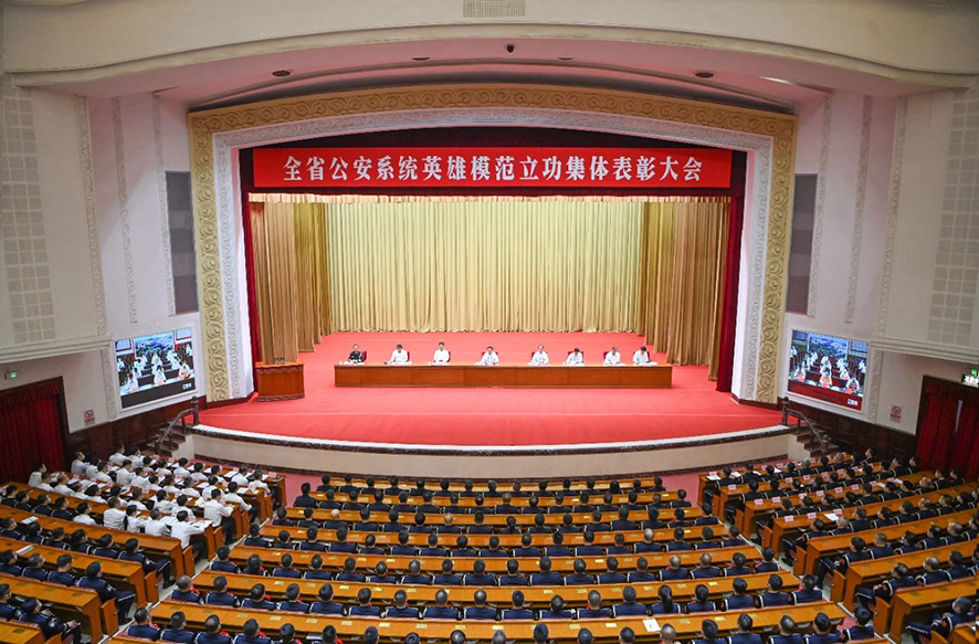 5月30日，全省公安系統(tǒng)英雄模范立功集體表彰大會(huì)在沈陽召開。