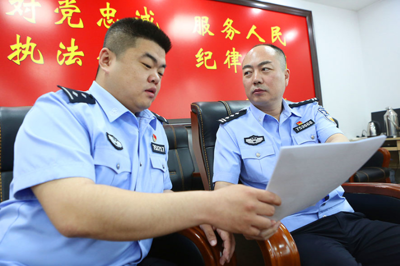 （必發(fā)）當(dāng)年的阿爾鄉(xiāng)派出所所長張展（右一），現(xiàn)已成為