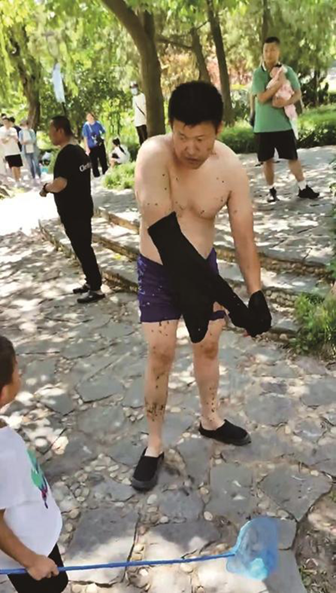 男子將大娘救出后，沒留下姓名就離開了。