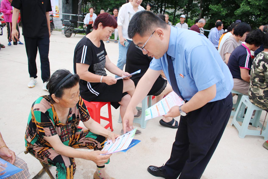 檢察干警向村民發(fā)放普法宣傳單。