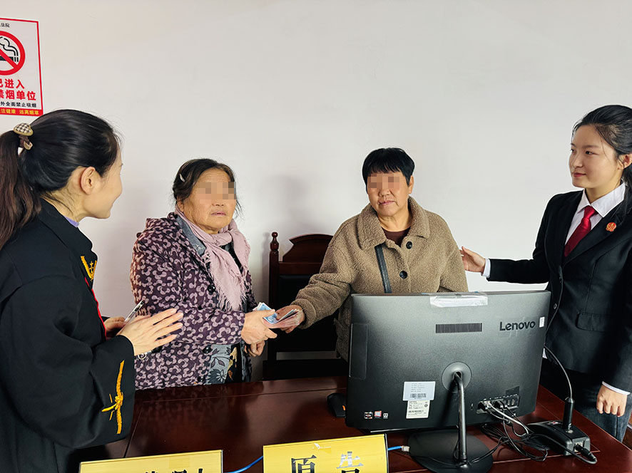 在楊光（左一）和張秋媛（右一）見證下，雙方履行調(diào)解協(xié)議約定（需打碼）