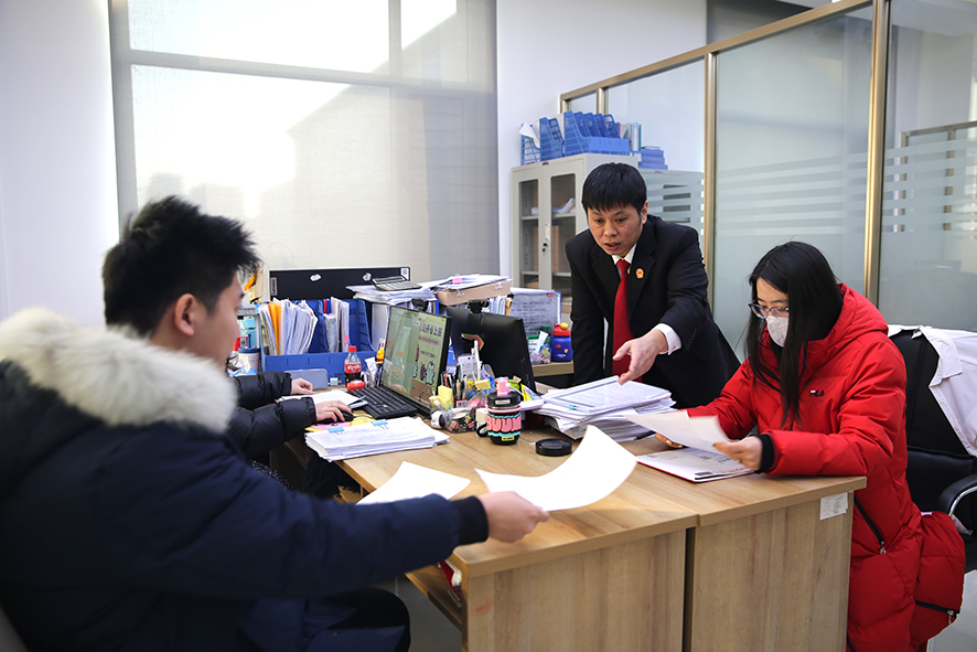 胡盼（右二）組織雙方當事人現(xiàn)場簽訂調(diào)解協(xié)議