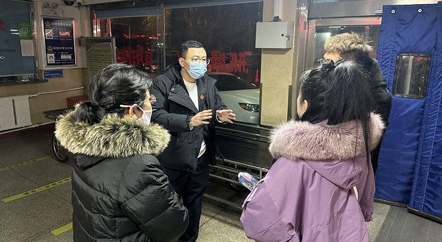 進行司法拘留前，佟欣法官帶被執(zhí)行認進行體檢，并向申請人解答拘留的詳細問題