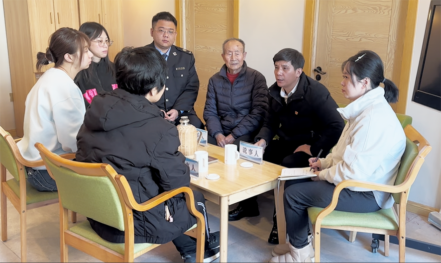 記者（右一）旁聽王其強(qiáng)（右二）組織的社區(qū)調(diào)解工作