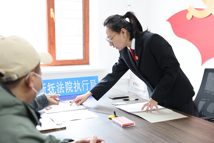 撫順市新?lián)釁^(qū)人民法院執(zhí)行干警在辦理一起涉企案件。