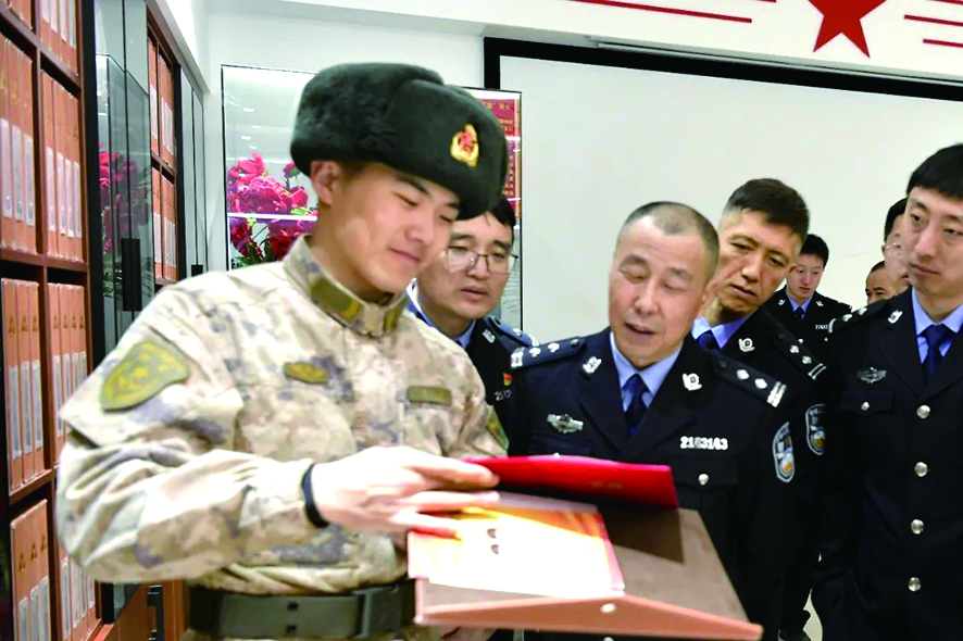 民警們認真聆聽了雷鋒故事和事跡。何紅軍 攝