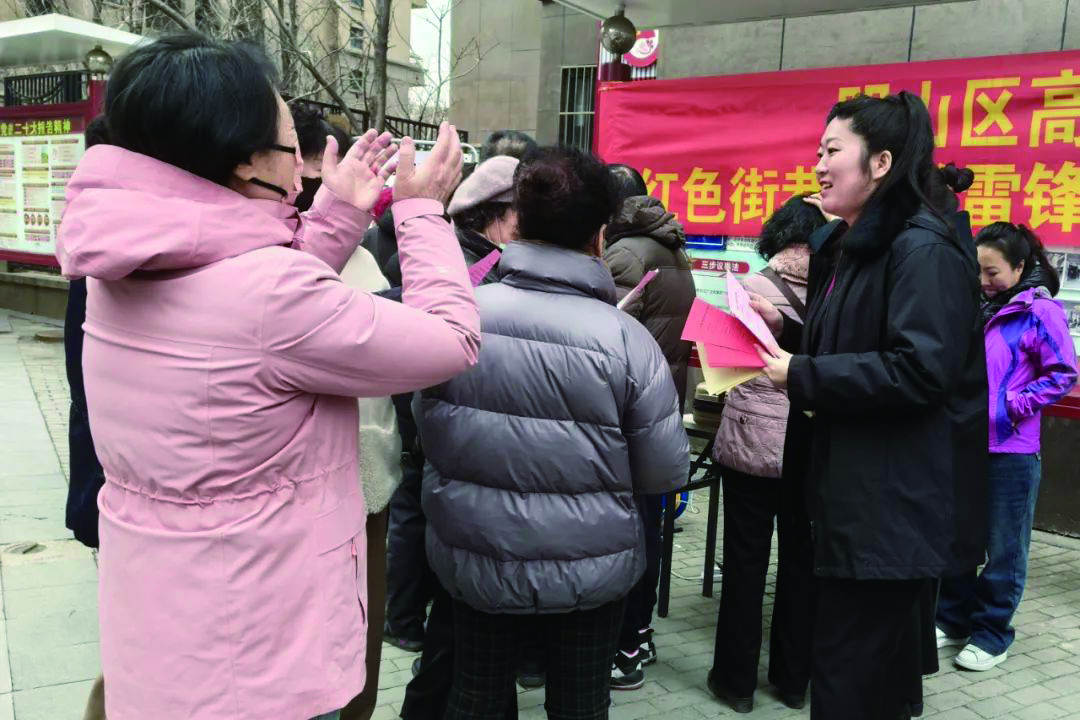本溪市中級(jí)人民法院深入社區(qū)開(kāi)展“情暖本溪?創(chuàng)城有我”學(xué)雷鋒志愿服務(wù)活動(dòng)。