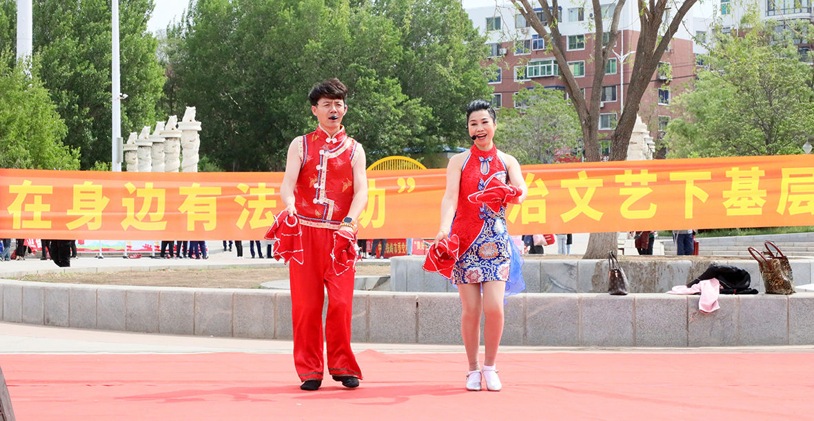 開原市藝術(shù)團(tuán)帶來法治文藝下基層演出活動(dòng)2