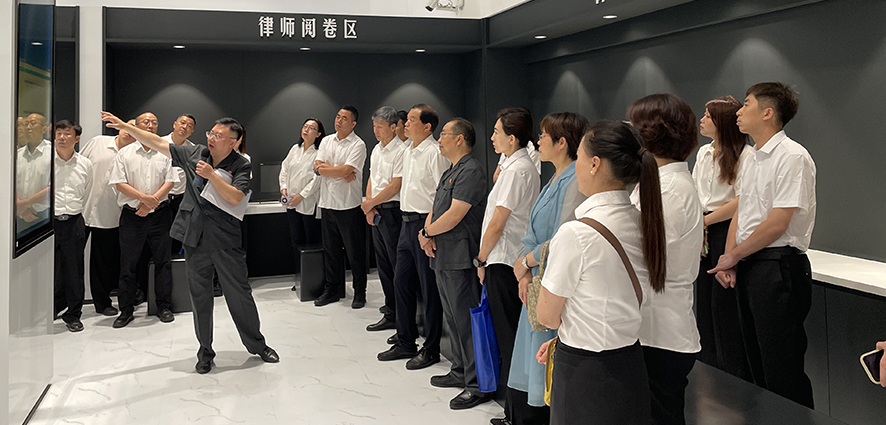 鞍山兩級(jí)法院法官赴上海交大法律適用能力綜合提升專題培訓(xùn)班第二期（在上海二中院聽(tīng)取立案流程可視化講解）