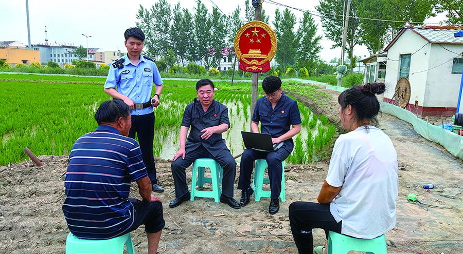 吳家人民法庭將法庭搬至田間地頭、百姓身邊