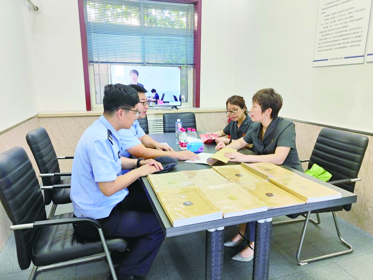 武寒霜（右一）帶領法官走進派出所，指導民警前端化解矛盾糾紛。
