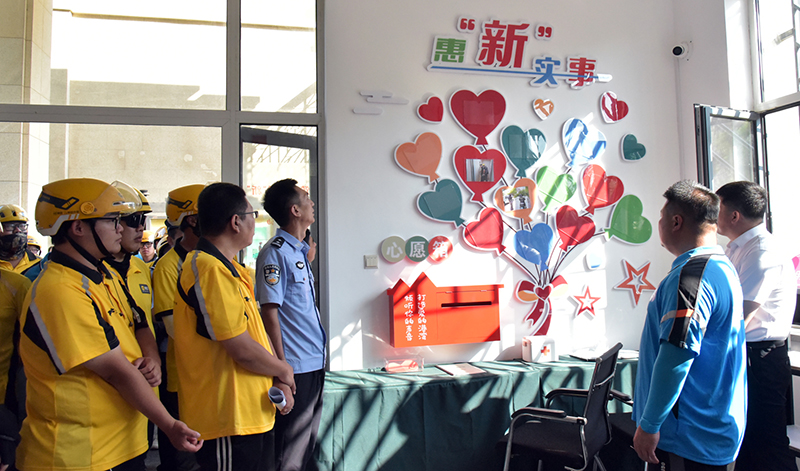 頭題配圖外賣小哥參觀“幸福小站”。