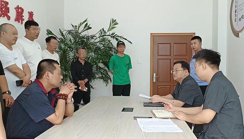 新民市法院執(zhí)行局局長(zhǎng)王旌棘（右3）向農(nóng)民工們了解案情（所有不穿法服和警服的人，都需要馬賽克!）