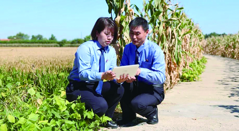 辦案檢察官對調查中發(fā)現(xiàn)的破損、開裂、下陷路段的修復情況進行巡查監(jiān)督(1)