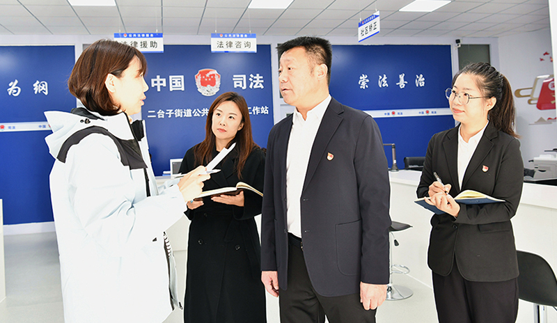 大東區(qū)司法局黨組書記、局長安宏陽（左三）向記者介紹司法所工作情況