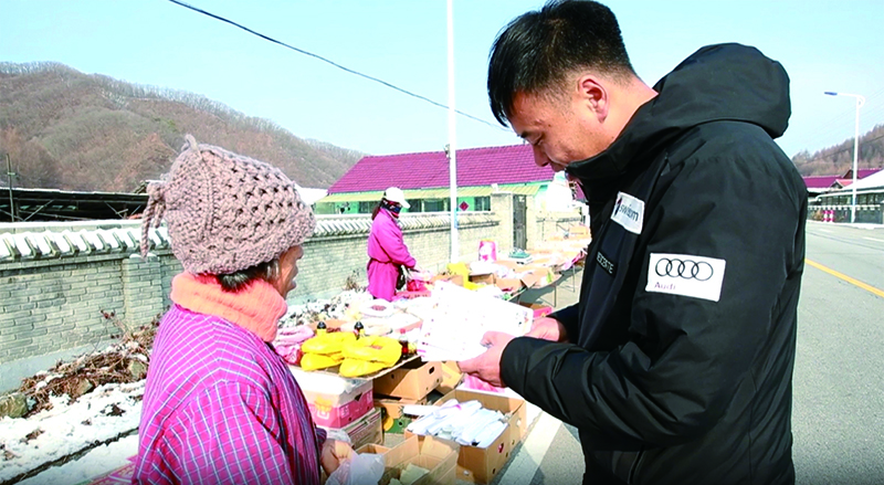 大明白配圖 佟野 在大集上對村民進行普法宣傳