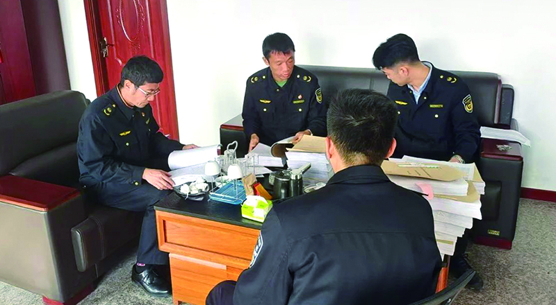 執(zhí)法人員收繳弄虛作假檢測(cè)報(bào)告