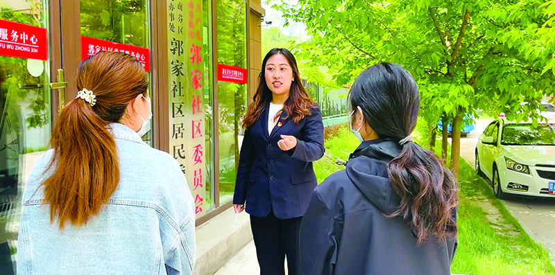 李媛（中）給社區(qū)居民普法。