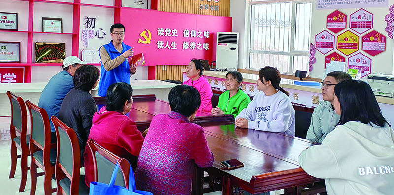 盤錦市雙臺子區(qū)“法律明白人”牛大興為村民開展普法講座