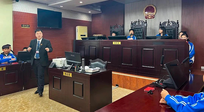 高升人民法庭為同學舉辦少年模擬法庭，讓同學們身臨其境的感受法治教育。