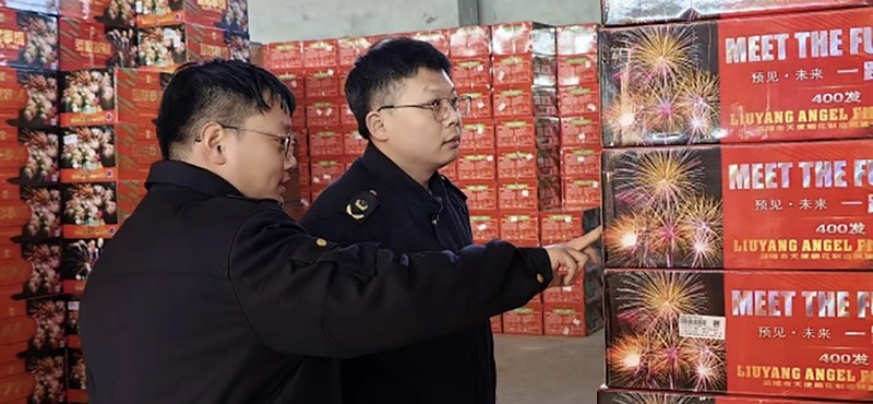 丹東：圖為執(zhí)法人員在一煙花爆竹銷售點(diǎn)檢查