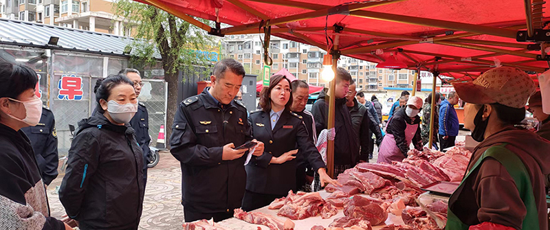 阜新：圖為執(zhí)法人員對(duì)菜市場(chǎng)一肉類產(chǎn)品進(jìn)行專項(xiàng)檢查。