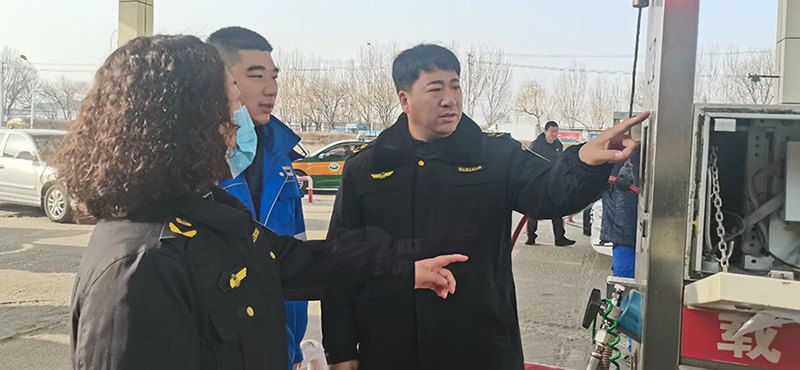 盤錦：圖為執(zhí)法人員對(duì)加氣站進(jìn)行監(jiān)督檢查。