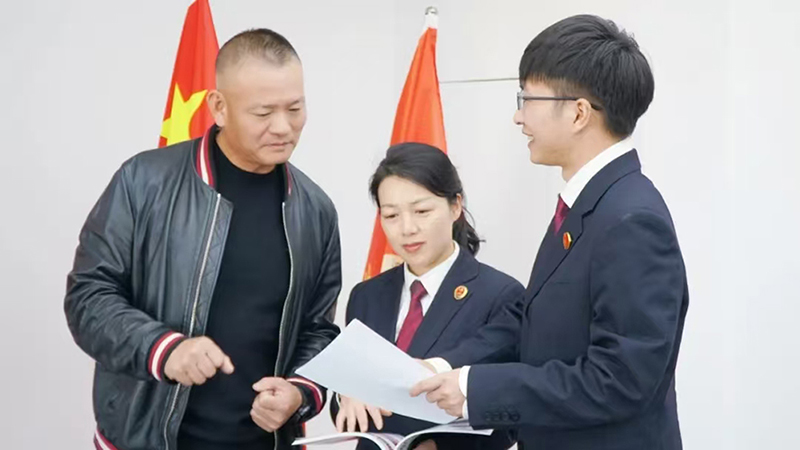 頭題主稿配圖，檢察官向企業(yè)經(jīng)營(yíng)者進(jìn)行法律宣講