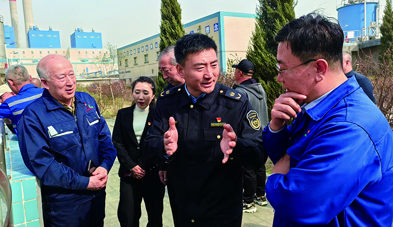 沈陽市生態(tài)環(huán)境保護(hù)綜合行政執(zhí)法隊(duì)黨委書記王永峰親切為居民代表、營商環(huán)境監(jiān)督員等人講解環(huán)保知識(shí)