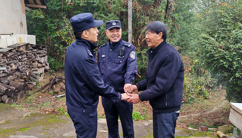 安志（左一）和楊益慰問轄區(qū)孤寡老人。