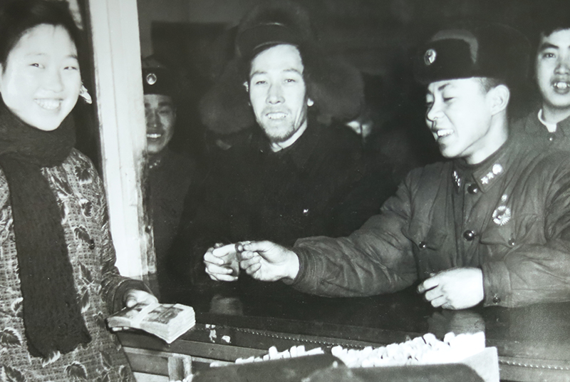 1950年，在梁金英（左一）的見證下，雷鋒（右二）向和平公社捐款100元現(xiàn)金