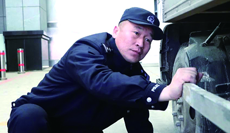 常哲對車輛進(jìn)行核驗(yàn)檢查