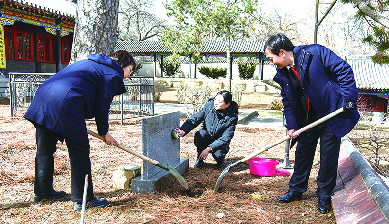庭長賈宏斌（右一）、副庭長史致鶴（左一）、法官助理李元旬為古樹填土澆水