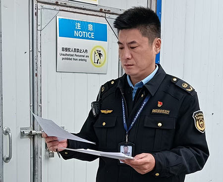 周瑞軒在涉及危險廢物產(chǎn)生企業(yè)現(xiàn)場檢查。