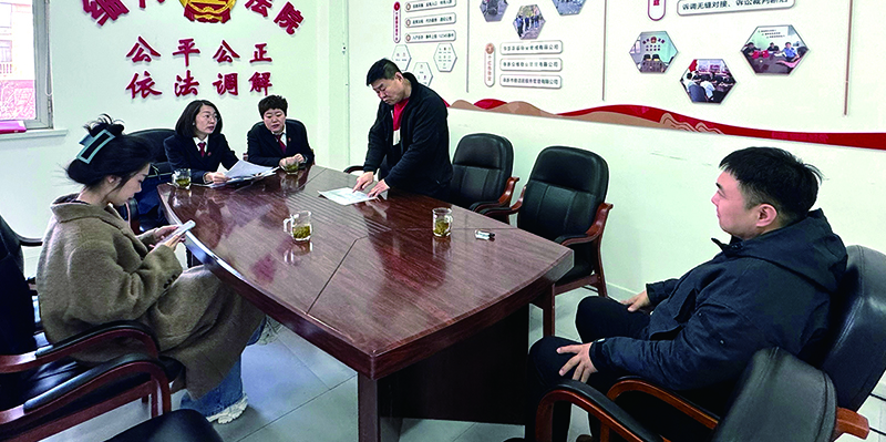 （細河）法院工作人員在綜治中心為百姓調(diào)解矛盾糾紛