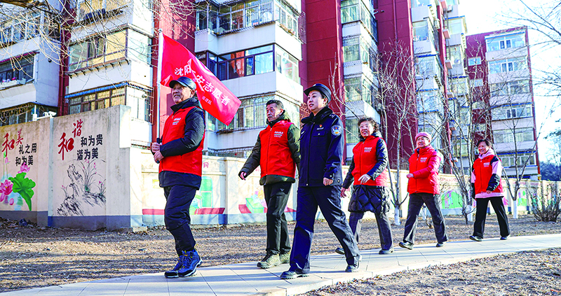5-社區(qū)民警與志愿者深入轄區(qū)走訪，織密治安防范網(wǎng)絡(luò)。