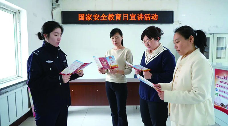 撫順第二監(jiān)獄組織民警走進(jìn)社區(qū)開展宣講活動(dòng)。
