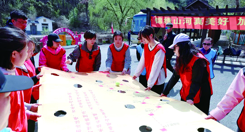 省女子監(jiān)獄組織民警開(kāi)展素質(zhì)拓展活動(dòng)