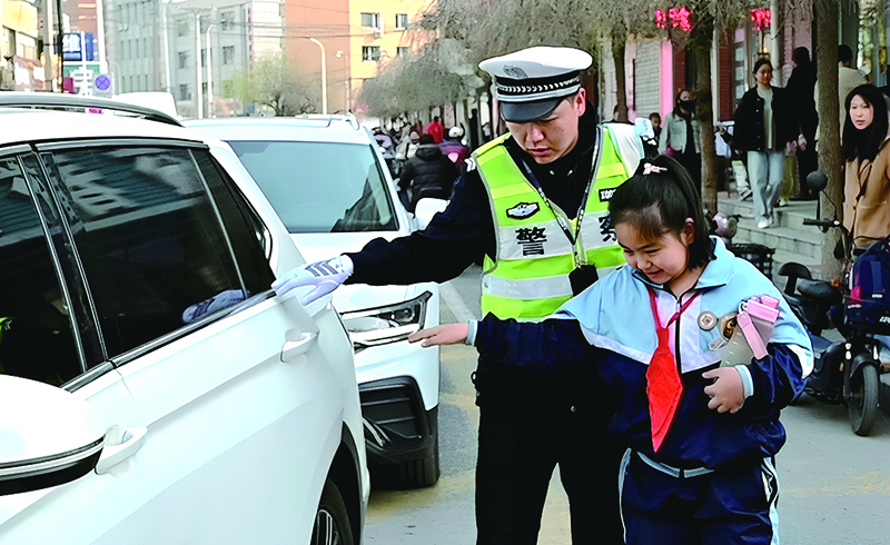 開原市公安局交警輔警李奧在實驗小學(xué)護(hù)學(xué)崗執(zhí)勤