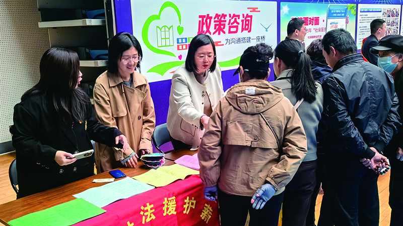 法律援助工作人員在春招會(huì)現(xiàn)場(chǎng)服務(wù)