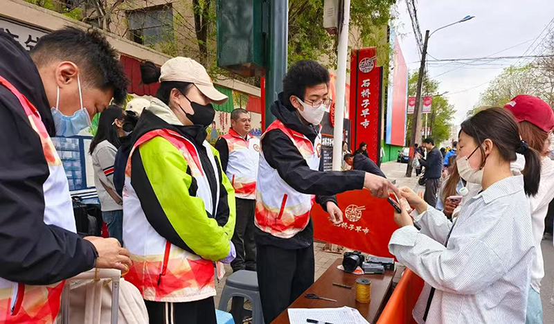 “志愿紅”在游客密集的早市為大家服務