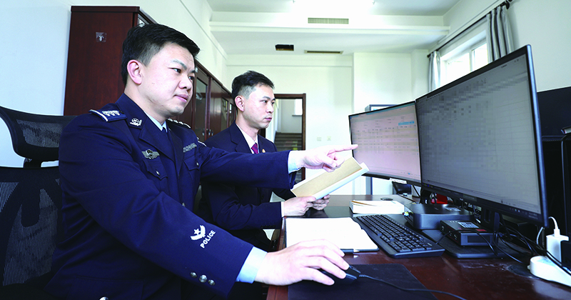 檢察干警正在處理數(shù)據(jù)