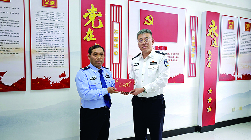 頭題圖，韓明（左）收到“”政治生日卡”